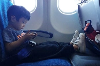 飛行機 新幹線で寝れない子供にオススメのアイテム フライトット エアーフットレスト 怒リーマー 怒リーマン