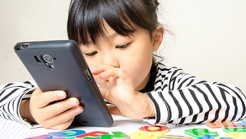 子供のyoutube依存は視力低下の原因 スマホ依存症の悩みを解決 怒リーマー 怒リーマン